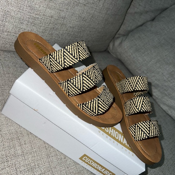 NWT sandals - Picture 4 of 4